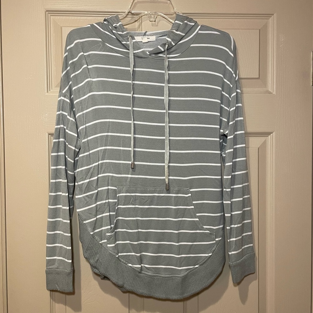 Peyton Primrose Striped Gray and White Hoodie with Front Pocket, Size Medium